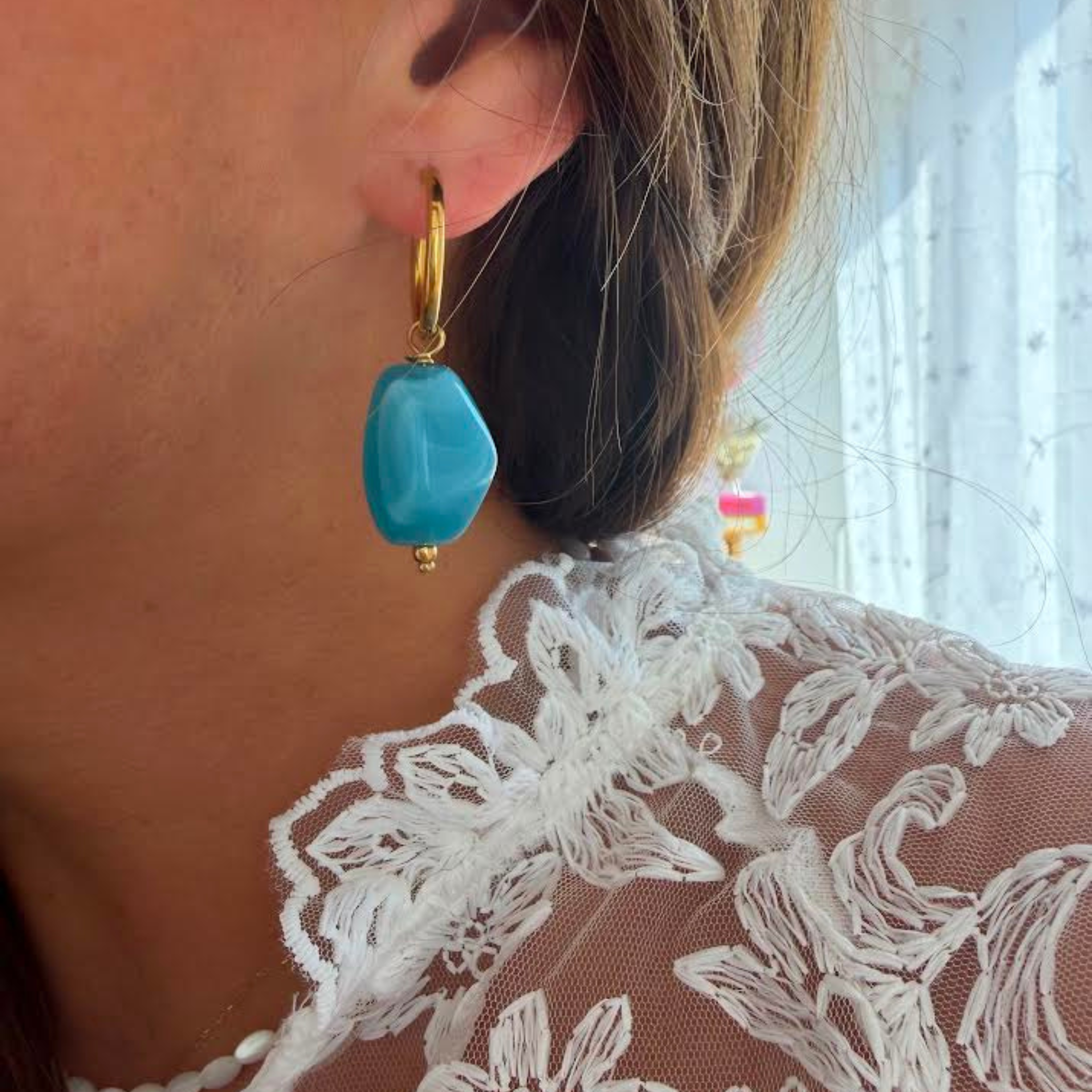 Jolies boucles d’oreilles colorées en résine et acier inoxydable 
