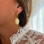Jolies boucles d’oreilles colorées en résine et acier inoxydable 
