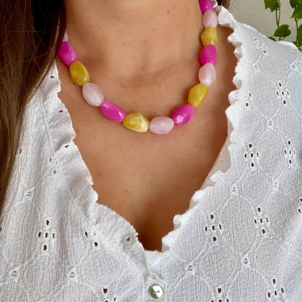 Collier de la collection Cléa couleur citron. Perle en résines colorées. Charms
