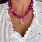 Collier collection Cléa de couleur fushia avec Charm soleil 