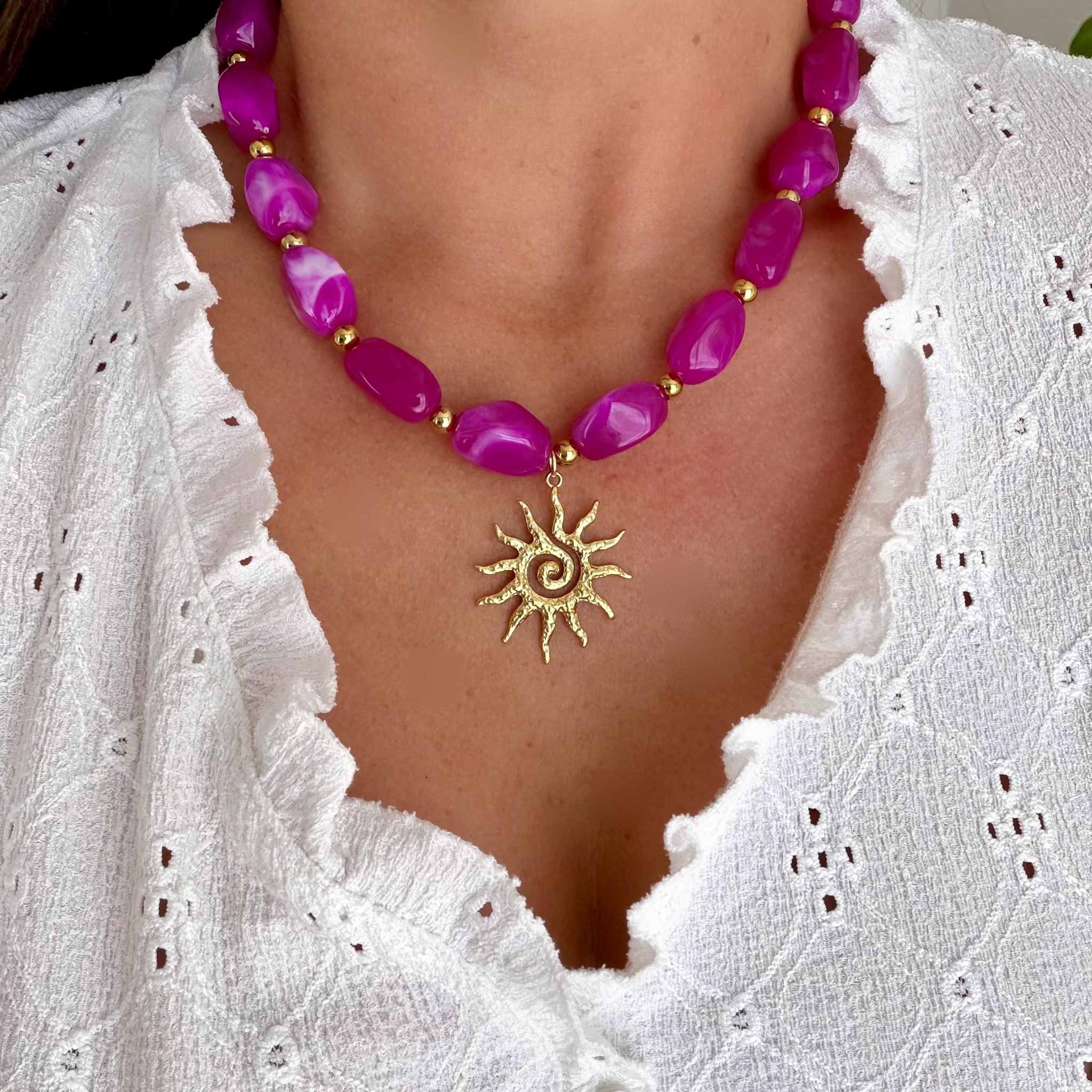 Collier collection Cléa de couleur fushia avec Charm soleil 