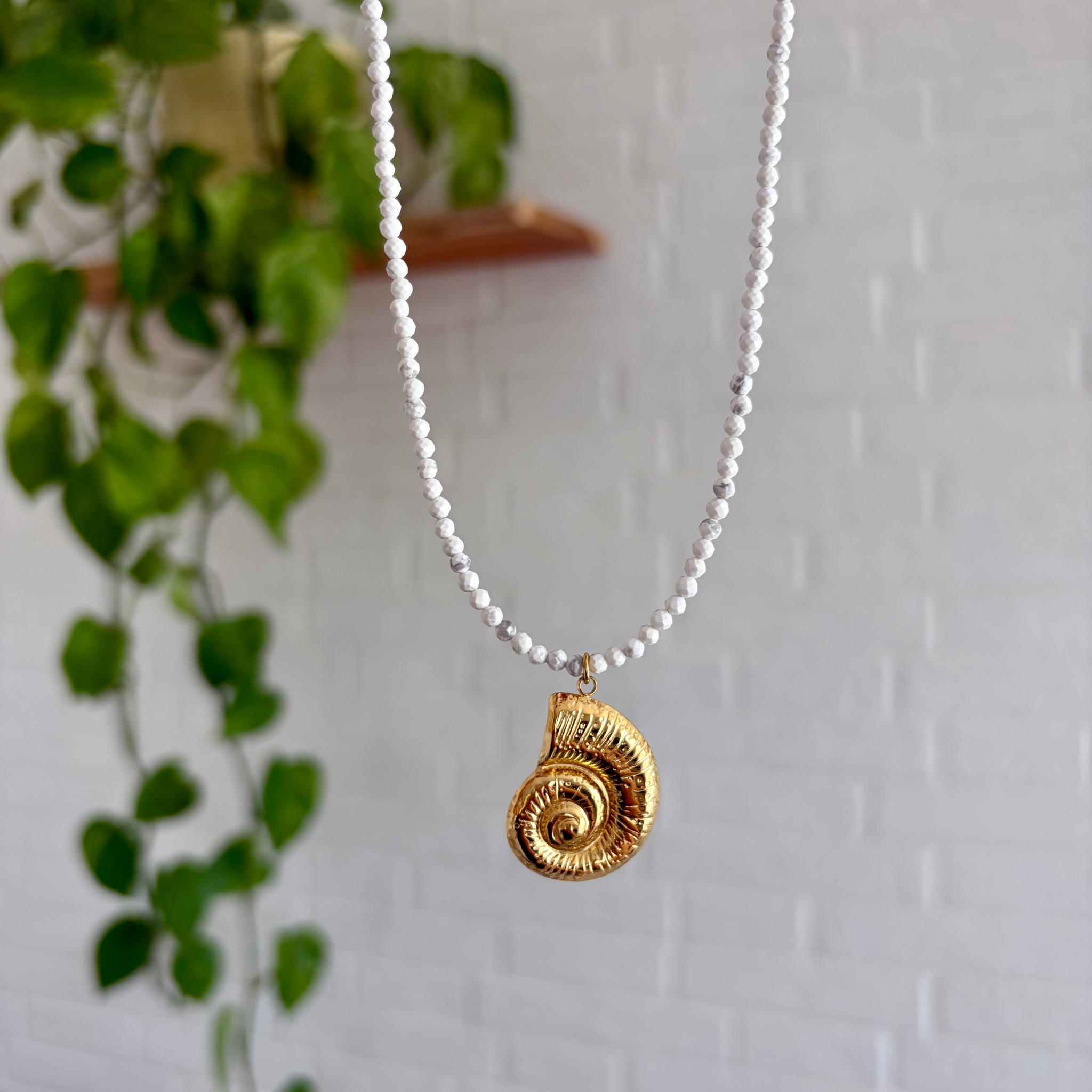 collier pierre fines et pendentif coquillage doré en acier inoxydable