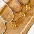 collier pierres fines, collier bohème chic, collier coquillage doré, collier amazonite, collier turquoise femme, collier howlite, collier jaspe africaine, collier lépidolite, bijou bohème femme, collier pierre naturelle, collier été femme, bijoux pierres naturelles