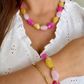 Collier et bracelet collection Cléa couleur citron. Perles en résine coloré. Possibilité de rajouter un charm