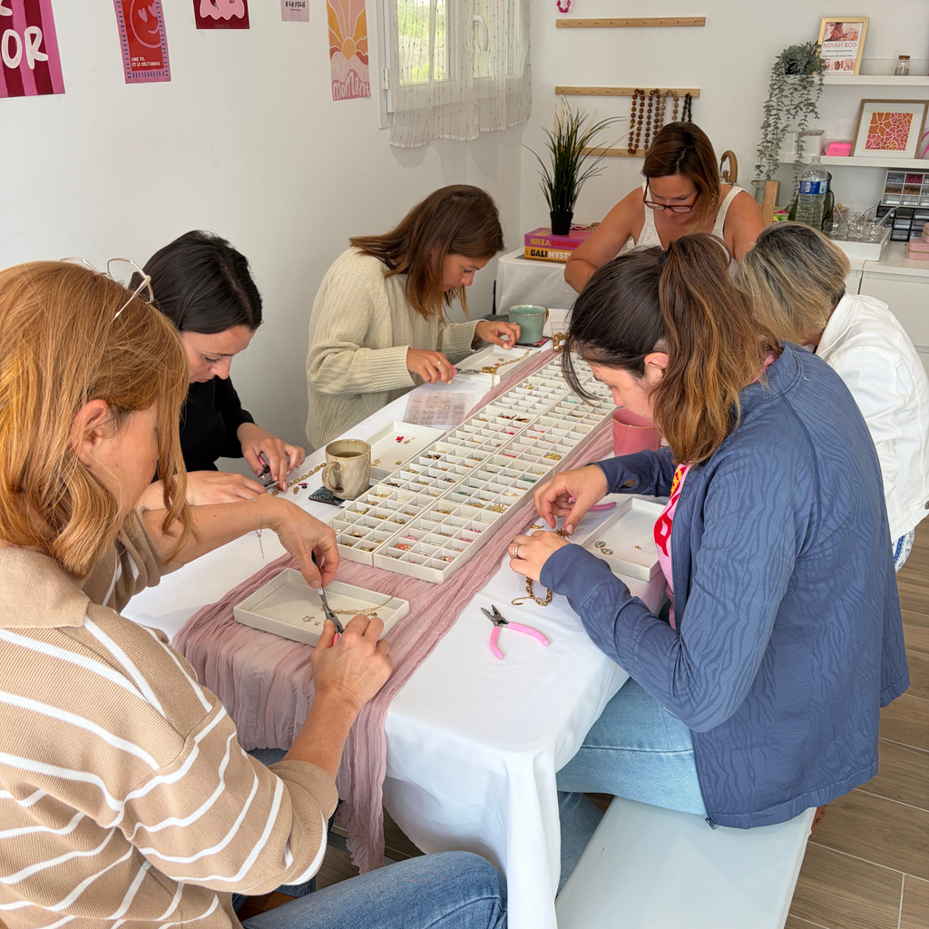 venez créer vos bijoux lors d'un atelier le bar à charms