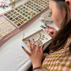 créer son bijoux grâce au bar à charms - atelier de création de bijoux