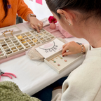 créer son bijoux grâce au bar à charms - atelier de création de bijoux