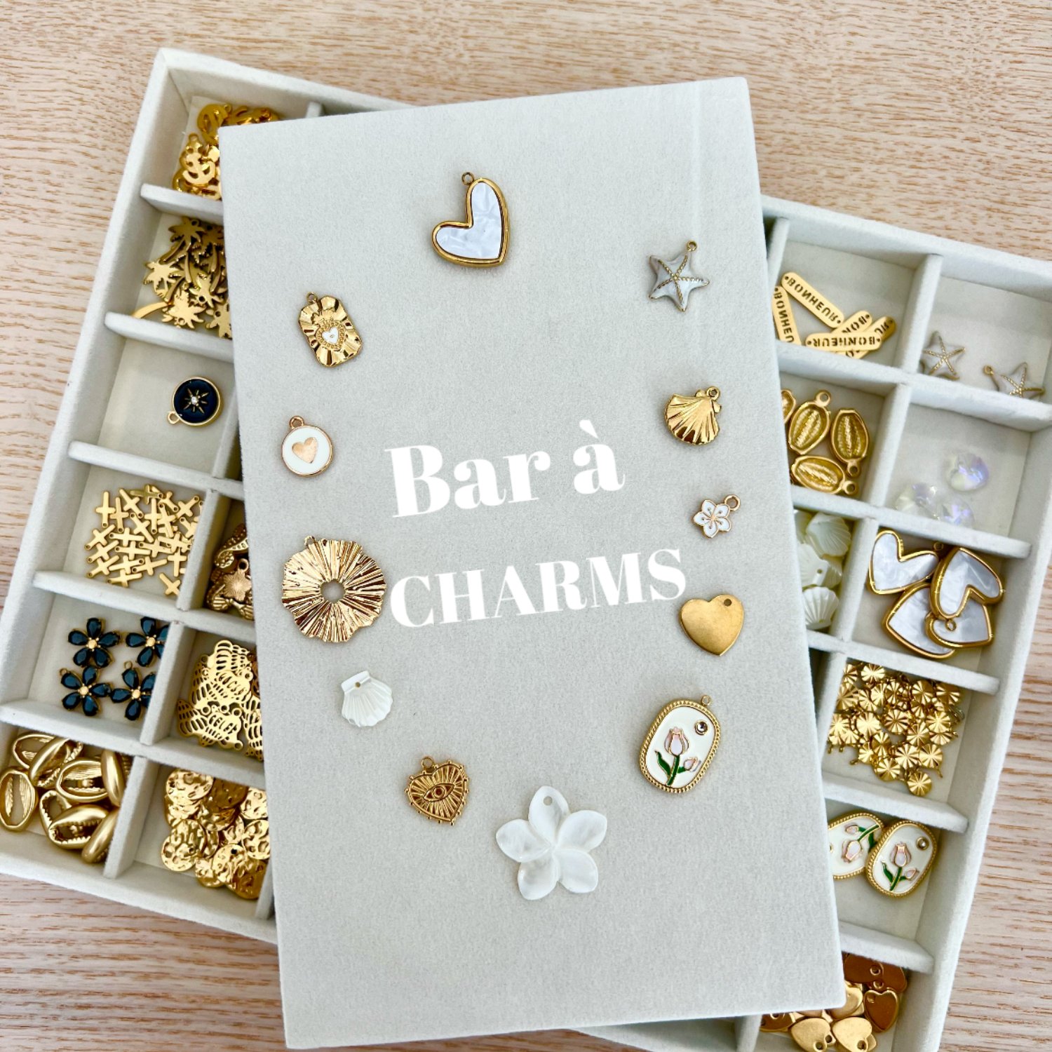 Bar à charms avec perles et pendentifs pour créer un bijou personnalisé lors d’un atelier créatif