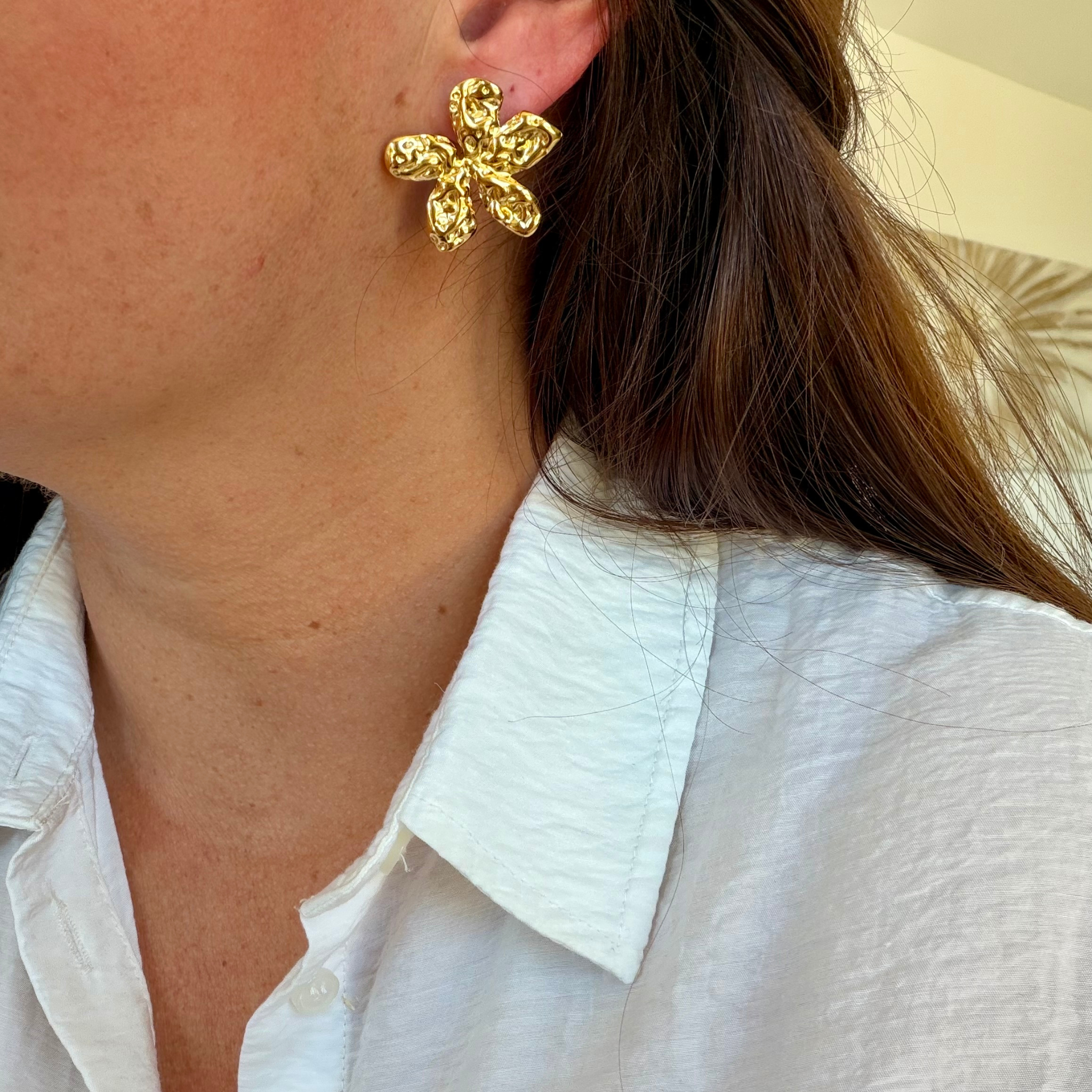 Boucles d’oreilles dorées en forme de fleur texturée