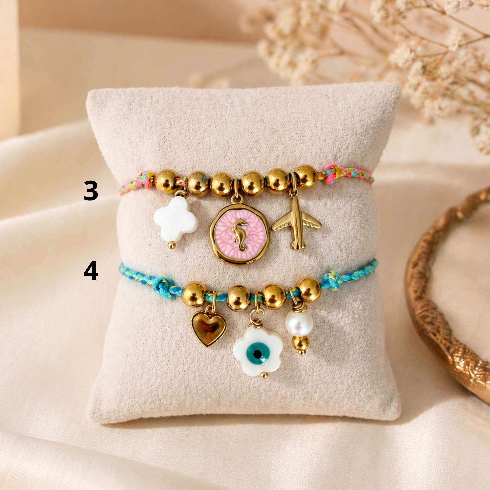 bracelet tendance sur cordon avec des breloque charms