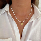 collier symbolique et énergétique en pierre naturelle et nacre de coquillage avec jolie médaille arbre de vie en acier inoxydable 