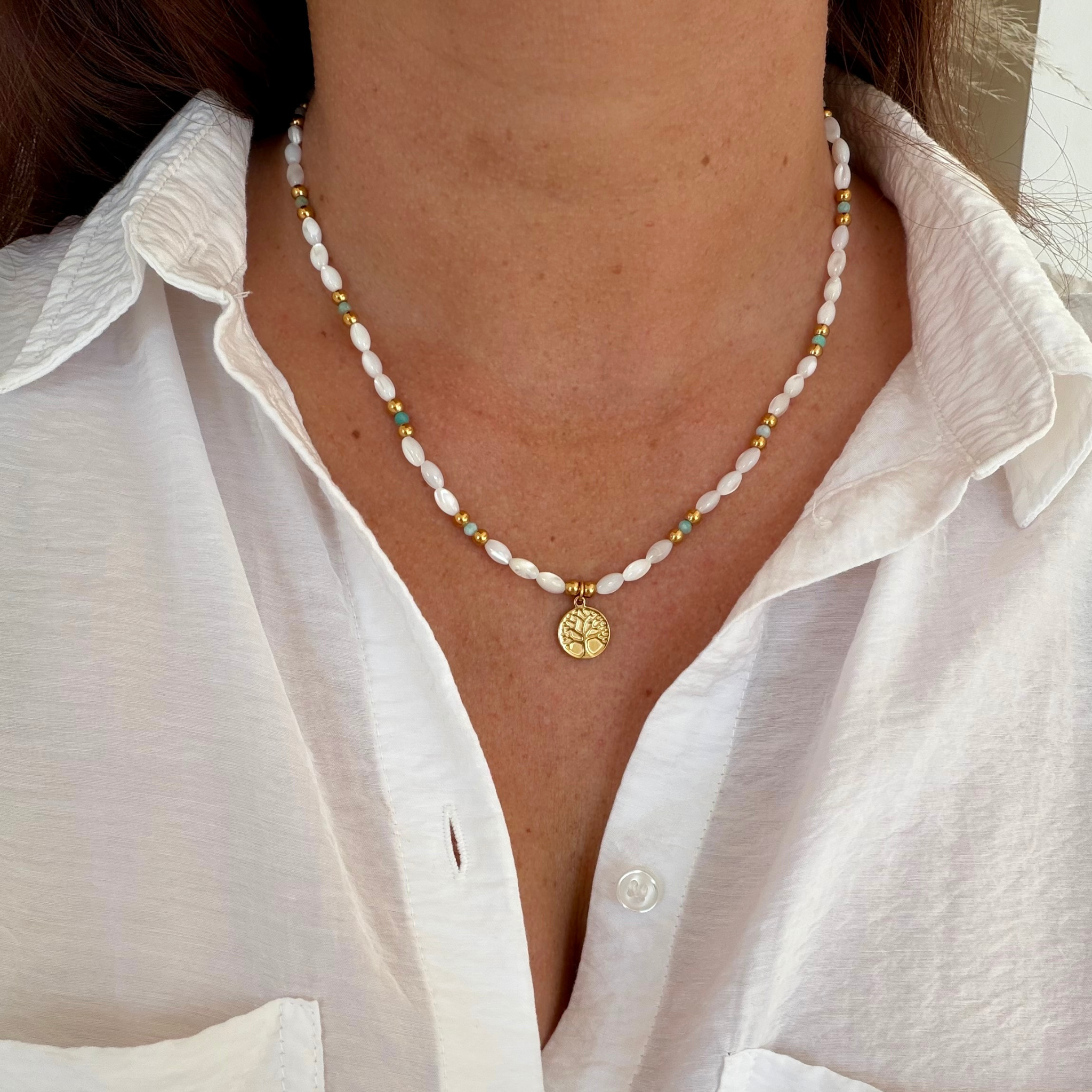 collier symbolique et énergétique en pierre naturelle et nacre de coquillage avec jolie médaille arbre de vie en acier inoxydable 
