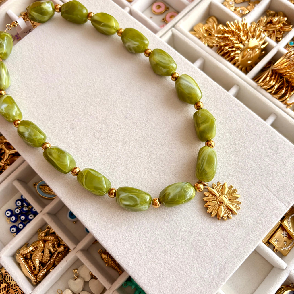 collier grosses perles résine colorée avec charm
