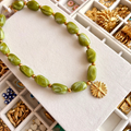 collier grosses perles résine colorée avec charm