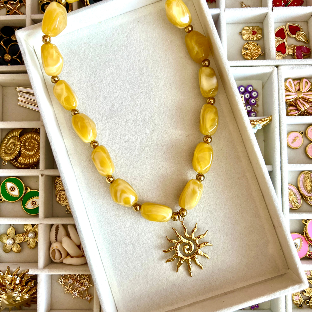 collier grosses perles résine colorée charm