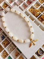 collier grosses perles résine colorée avec charm