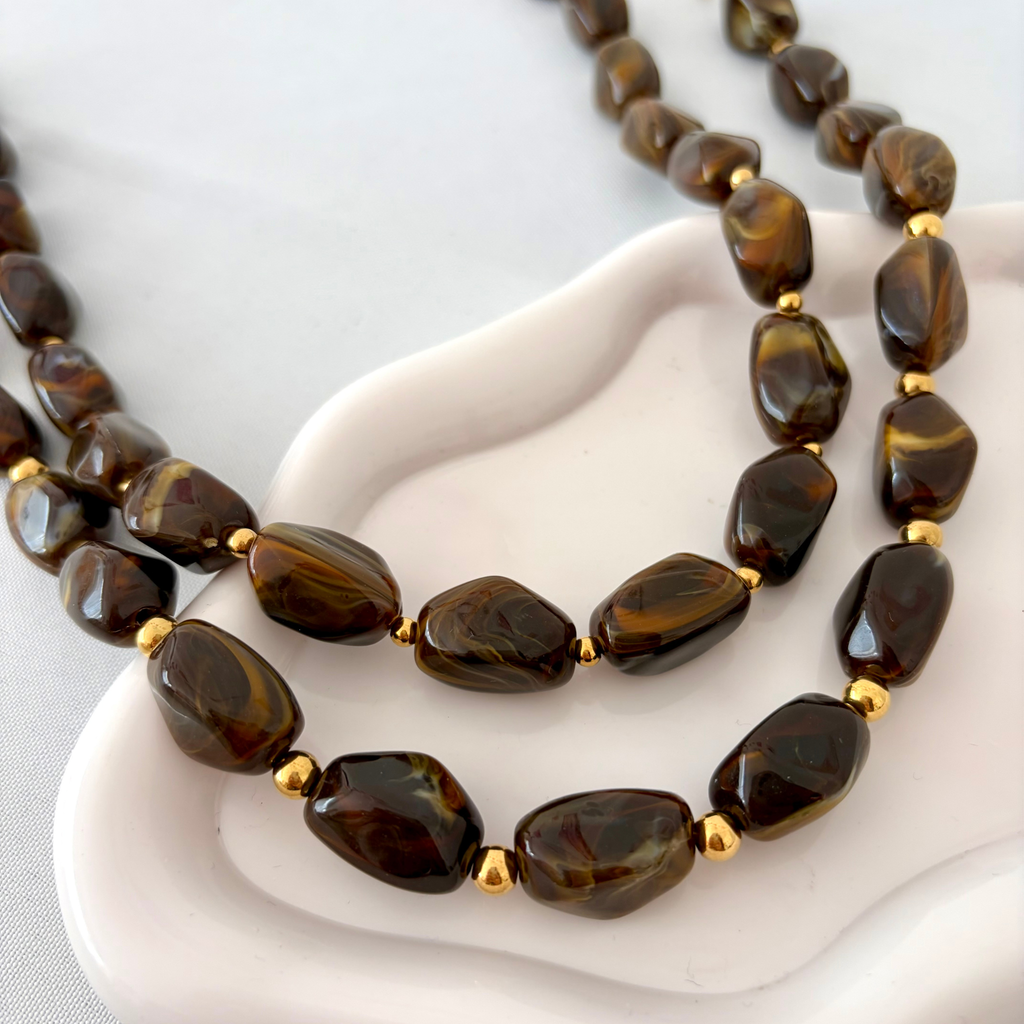collier en perle résine couleur chocolat et perle en acier inoxydable 