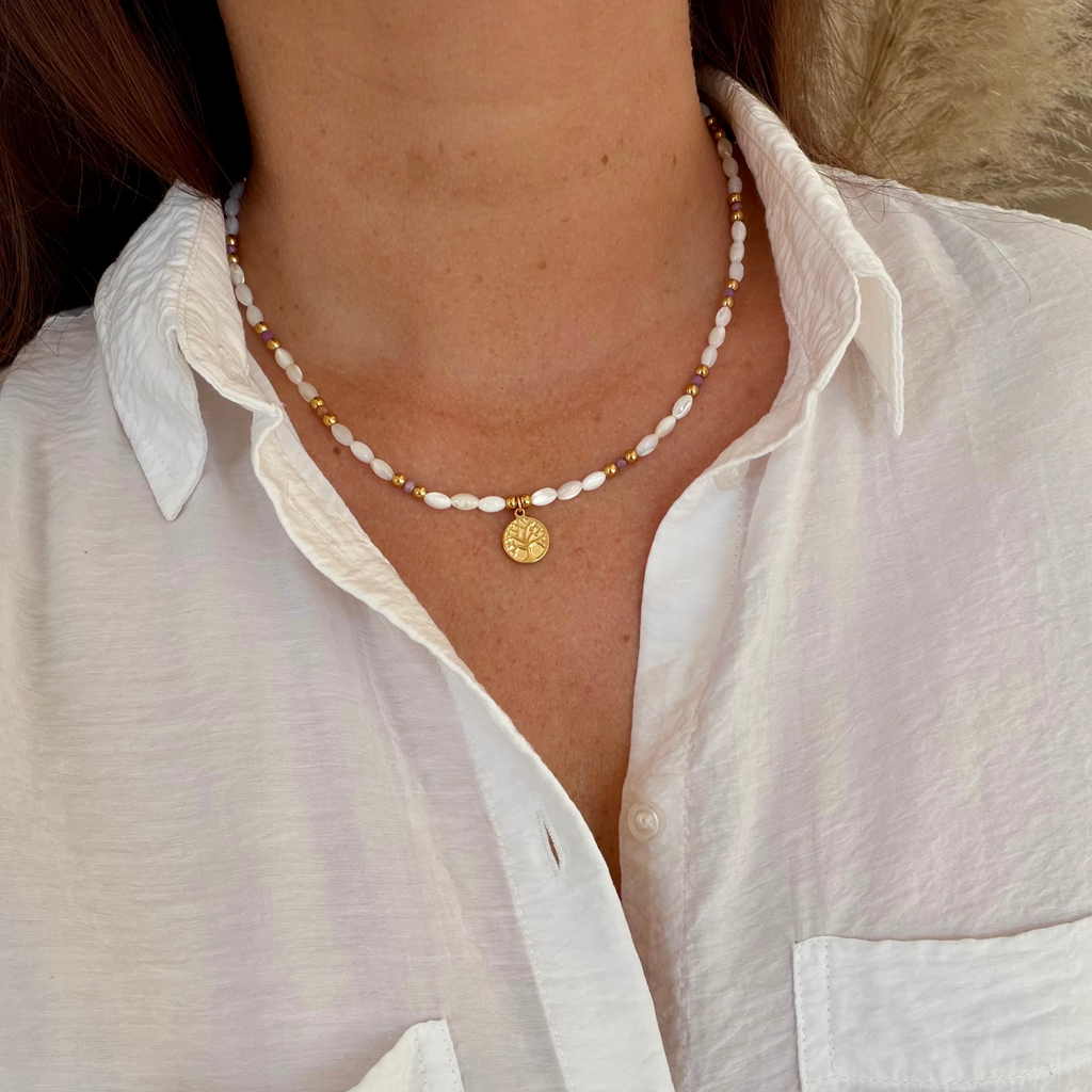 collier symbolique et énergétique en pierre naturelle et nacre de coquillage avec jolie médaille arbre de vie en acier inoxydable 