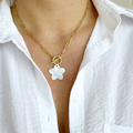 Collier fleur de tiaré nacrée fait main sur chaîne maille trombone en acier inoxydable doré