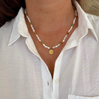 collier symbolique et énergétique en pierre naturelle et nacre de coquillage avec jolie médaille arbre de vie en acier inoxydable 