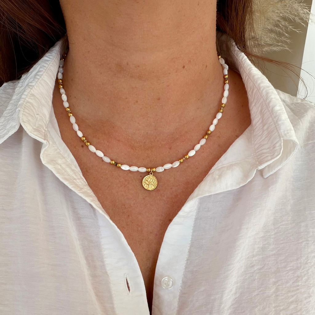 collier symbolique et énergétique en pierre naturelle et nacre de coquillage avec jolie médaille arbre de vie en acier inoxydable 