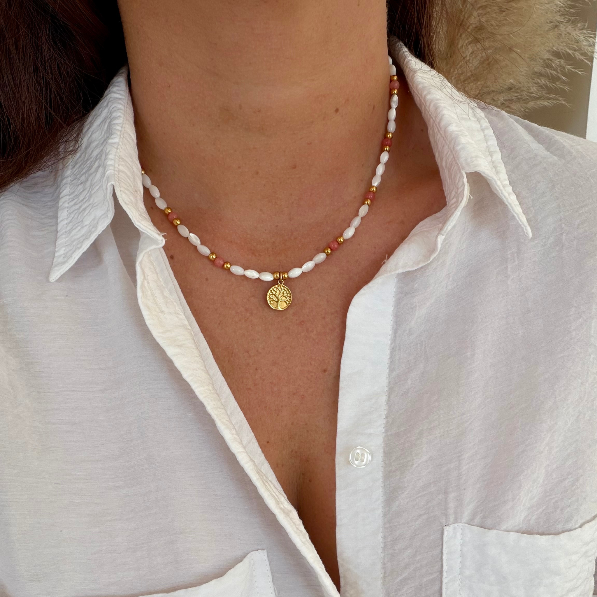 collier symbolique et énergétique en pierre naturelle et nacre de coquillage avec jolie médaille arbre de vie en acier inoxydable 