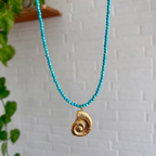 bien faits de la turquoise sur un collier raffiné