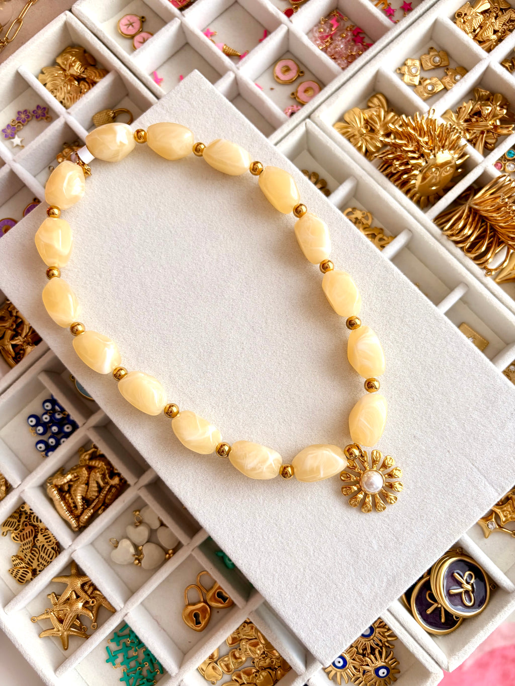 collier grosses perles résine colorée avec charm