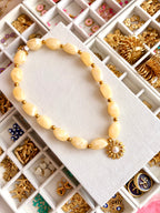 collier grosses perles résine colorée avec charm