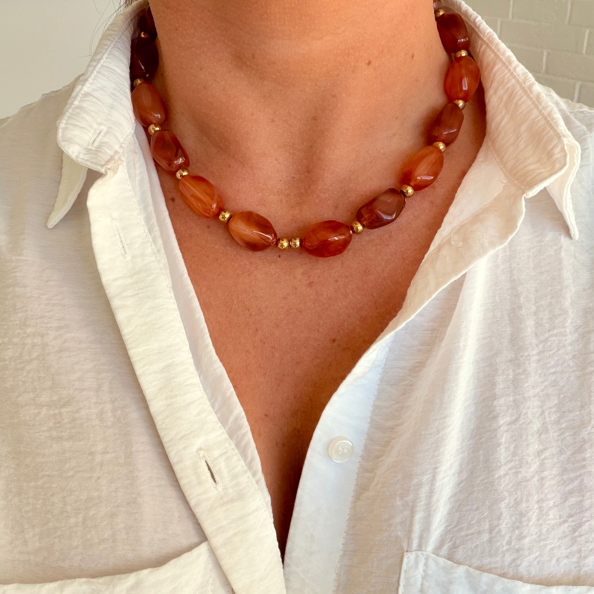 collier grosses perles résine colorée