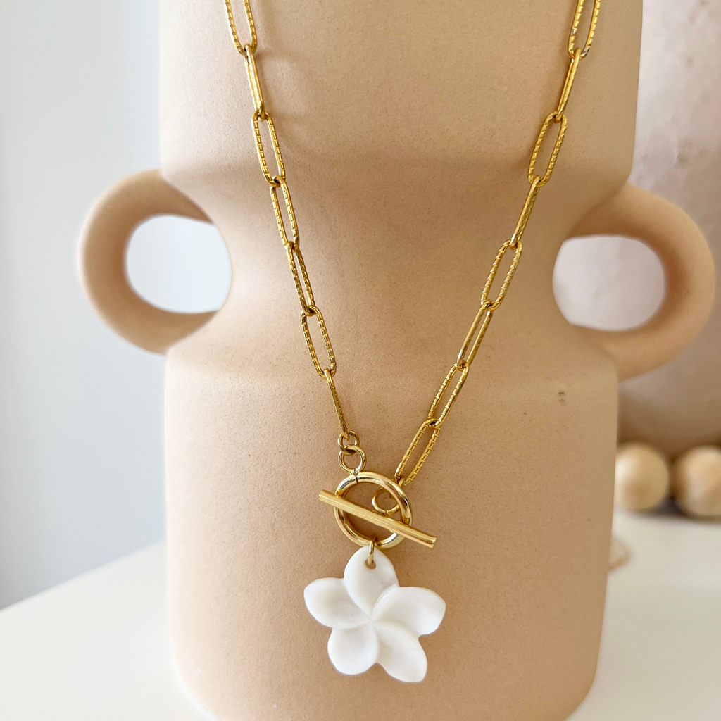 Collier fleur de tiaré nacrée fait main sur chaîne maille trombone en acier inoxydable doré