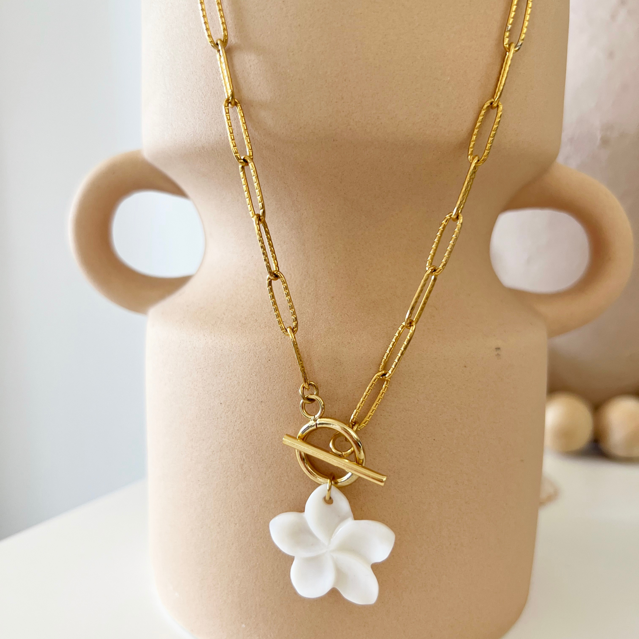 Collier fleur de tiaré nacrée fait main sur chaîne maille trombone en acier inoxydable doré