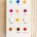 Fleurs en résine colorée pour boucles d'oreilles dorées – 9 coloris disponibles